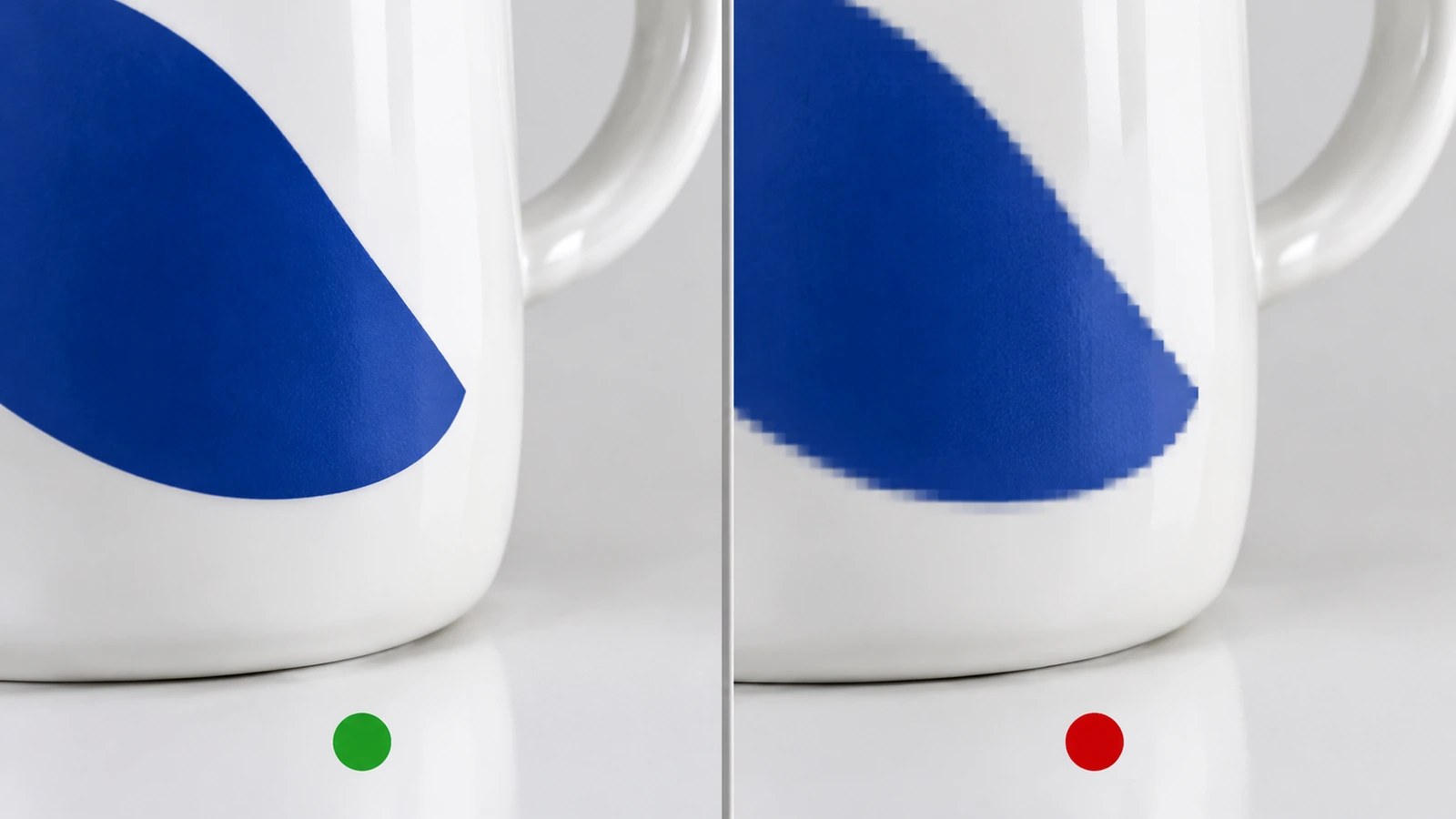 Zbliżenie obok siebie: ostra krawędź wektorowego logo i spikselizowana krawędź rastra na białym szkliwionym kubku ceramicznym
