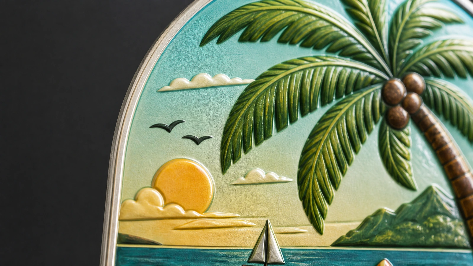Ilustracyjne zbliżenie wypukłych detali z palmą, słońcem i oceanem na magnesie z metalową krawędzią