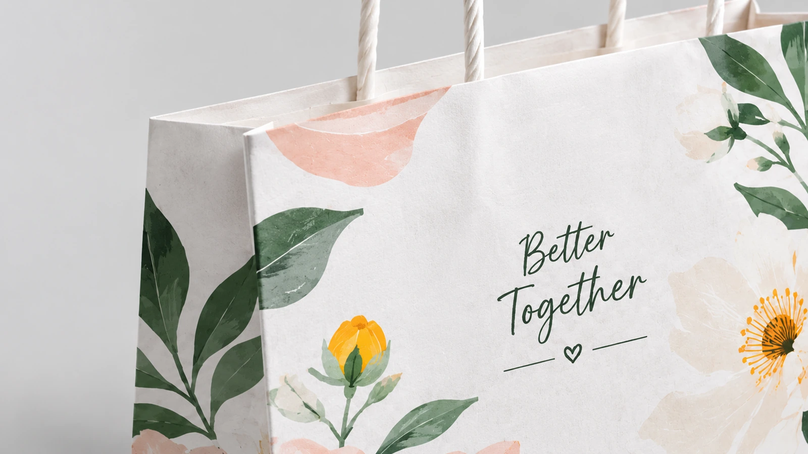 Zbliżenie na kwiatowy nadruk, napis Better Together i skręcane papierowe uchwyty